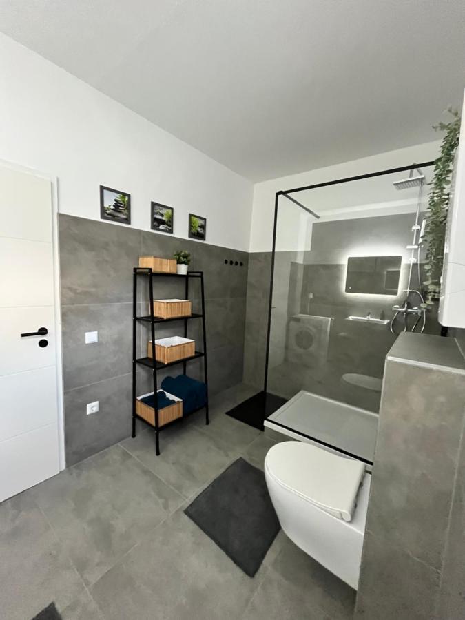 Florida Naehe Duesseldorf, Messe, Hbf, City, Wifi, Helios Hospital Krefeld